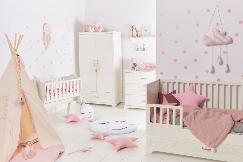 Dětská komoda Novelies Melody – elegantní úložné řešení s rustikálním designem, měkkým zavíráním a bezpečnými zaoblenými hranami